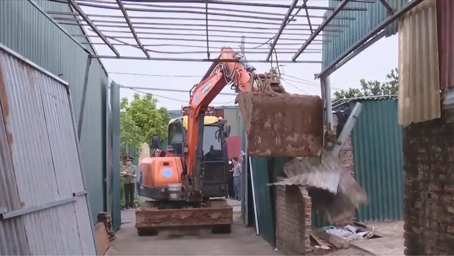 Cưỡng chế vi phạm đất đai tại xã Tây Phương